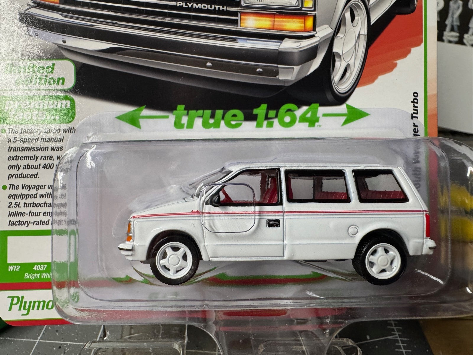 1:64 AutoWorld Premium 2026 R1A - 1989 Plymouth Voyager Turbo #AW64532