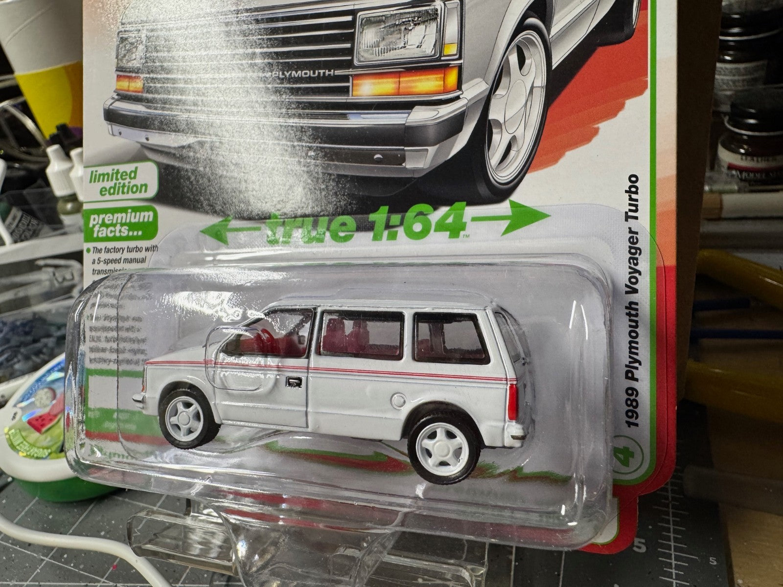 1:64 AutoWorld Premium 2026 R1A - 1989 Plymouth Voyager Turbo #AW64532