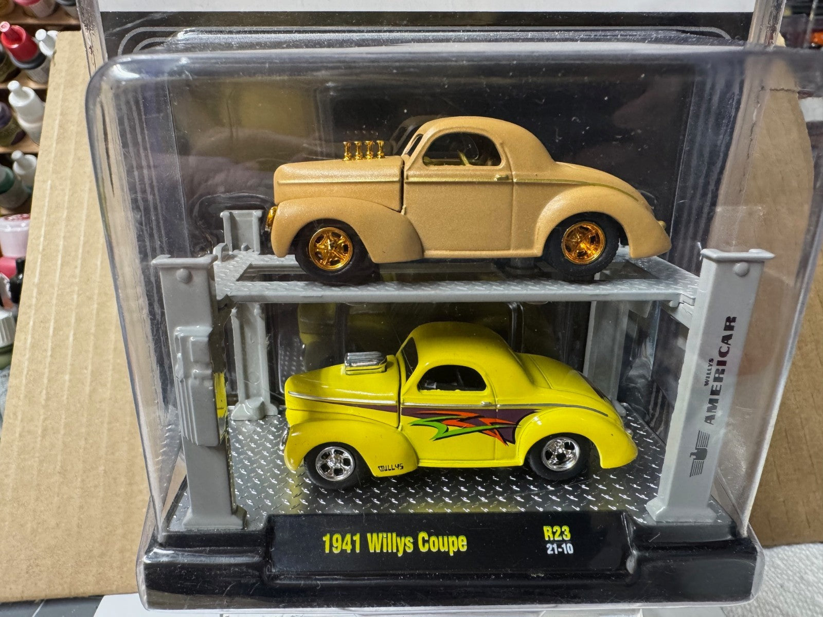 M2 Machines Auto-Lift 2 Pack Willys Americar  Willys Coupes R23 GOLD CHASE 1/750