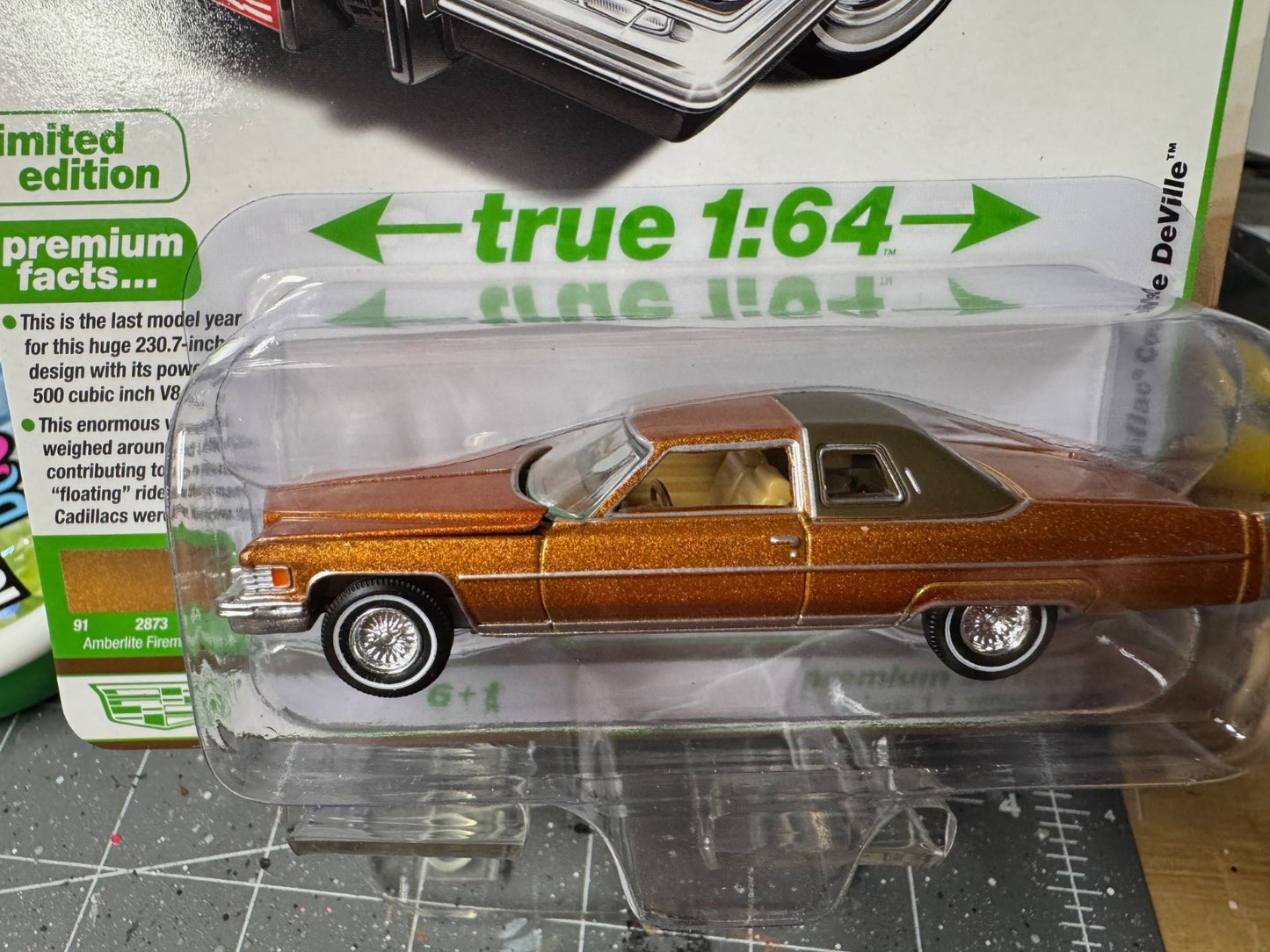 1:64 AutoWorld Premium 2026 R1A - 1976 Cadillac Coupe DeVille #AW64532