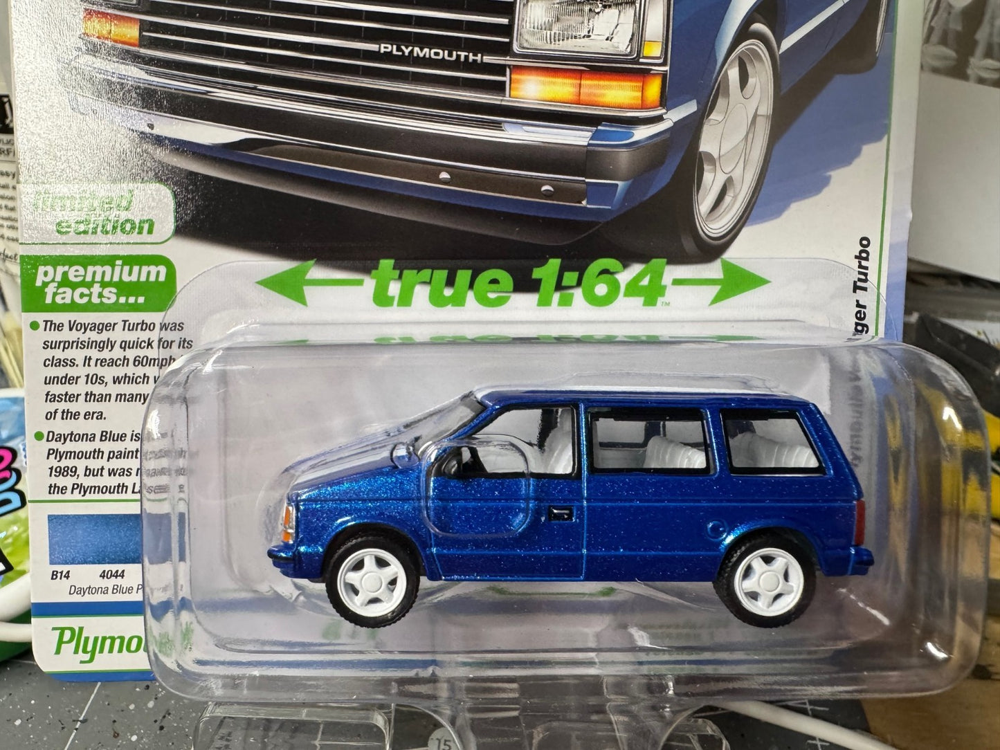 1:64 AutoWorld Premium 2026 R1B - 1989 Plymouth Voyager Turbo #AW64532