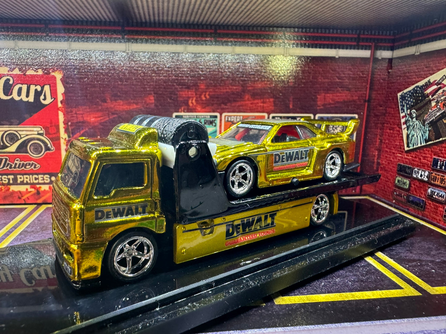 1-64 Scale / S-Scale Nissan GT-R with Car Transporter Hydrochromed