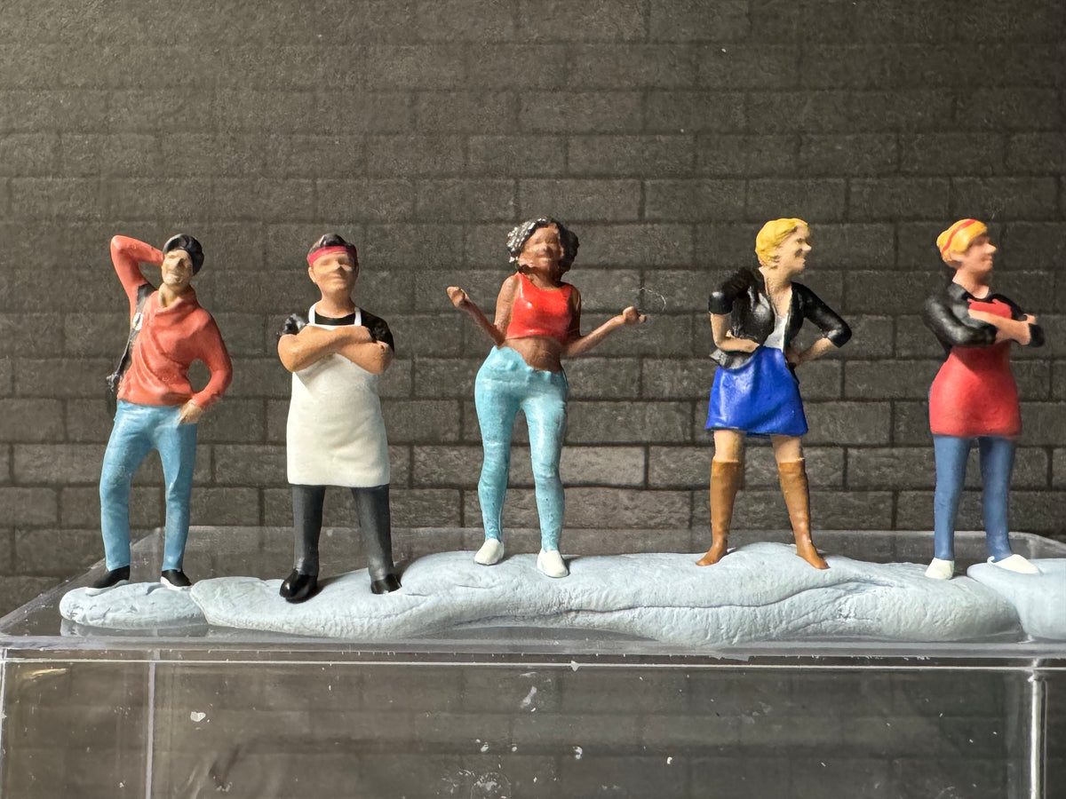 1:64 Miniature Human Figures - Diecast Metal - great for Dioramas /  Projects - Foodies  6 Figure SET - Miniature Figures