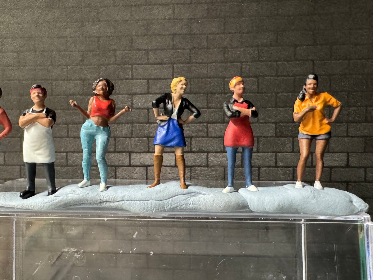 1:64 Miniature Human Figures - Diecast Metal - great for Dioramas /  Projects - Foodies  6 Figure SET - Miniature Figures