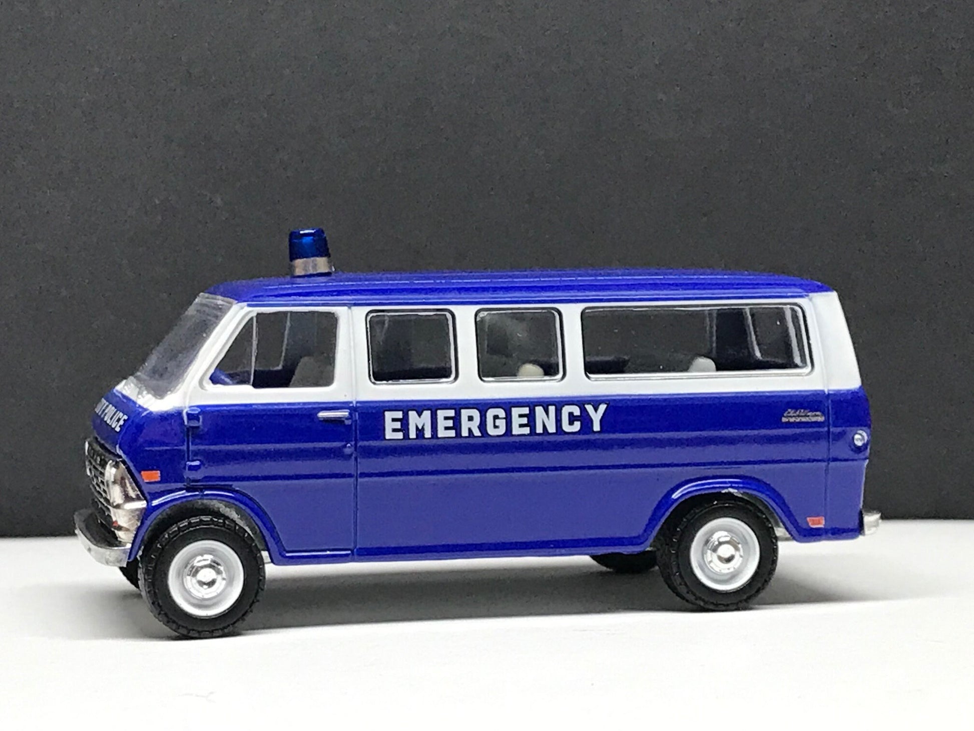 1-64 Scale / S-Scale 1969 Ford Club Wagon Emergency Van - Great For Dioramas & Diecast Photography