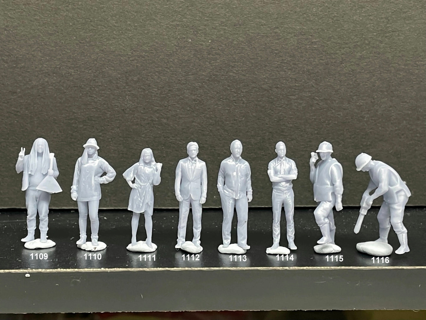 1:64 Miniature Human Figures - Resin / unpainted - great for Dioramas / Hot Wheels - Made in the USA GROUP 237 - Miniature Figures