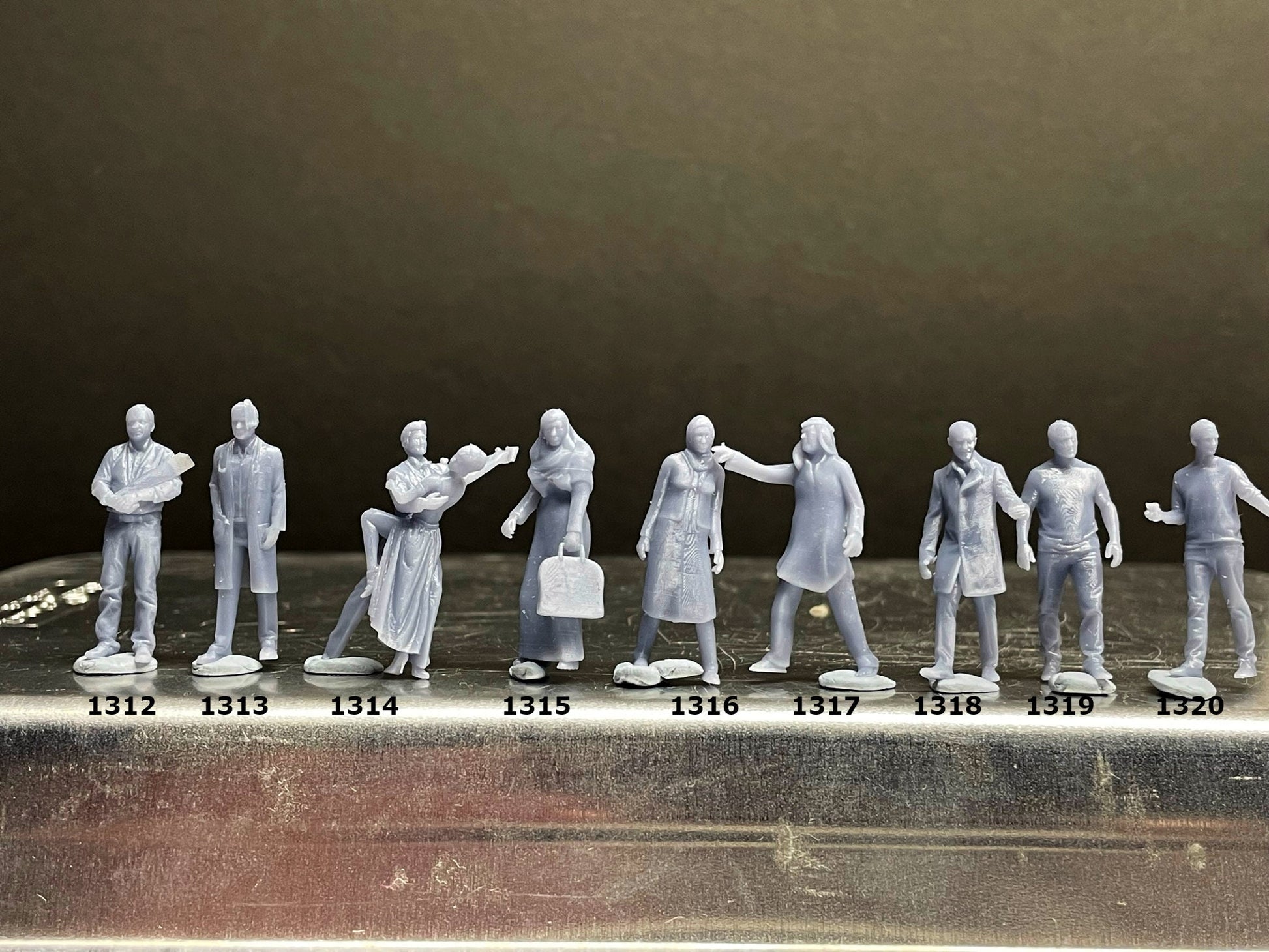 1:64 Miniature Human Figures - Resin / unpainted - great for Dioramas / Hot Wheels - Made in the USA GROUP 263 - Miniature Figures