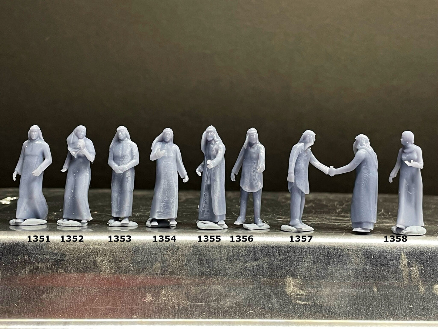 1:64 Miniature Human Figures - Resin / unpainted - great for Dioramas / Hot Wheels - Made in the USA GROUP 262 - Miniature Figures