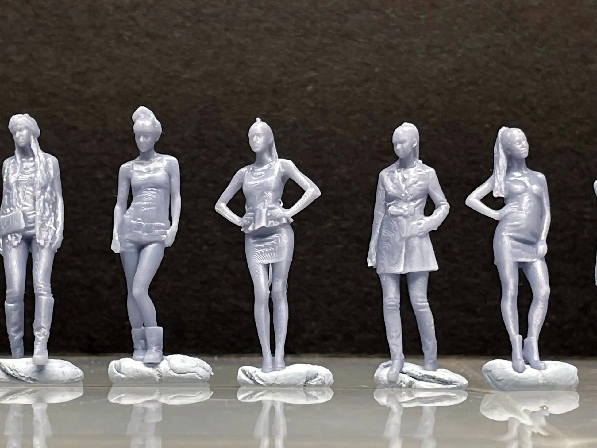 1:64 Miniature Human Figures - Resin / unpainted - great for Dioramas / Hot Wheels - Made in the USA LOT 413 - Miniature 1.10"