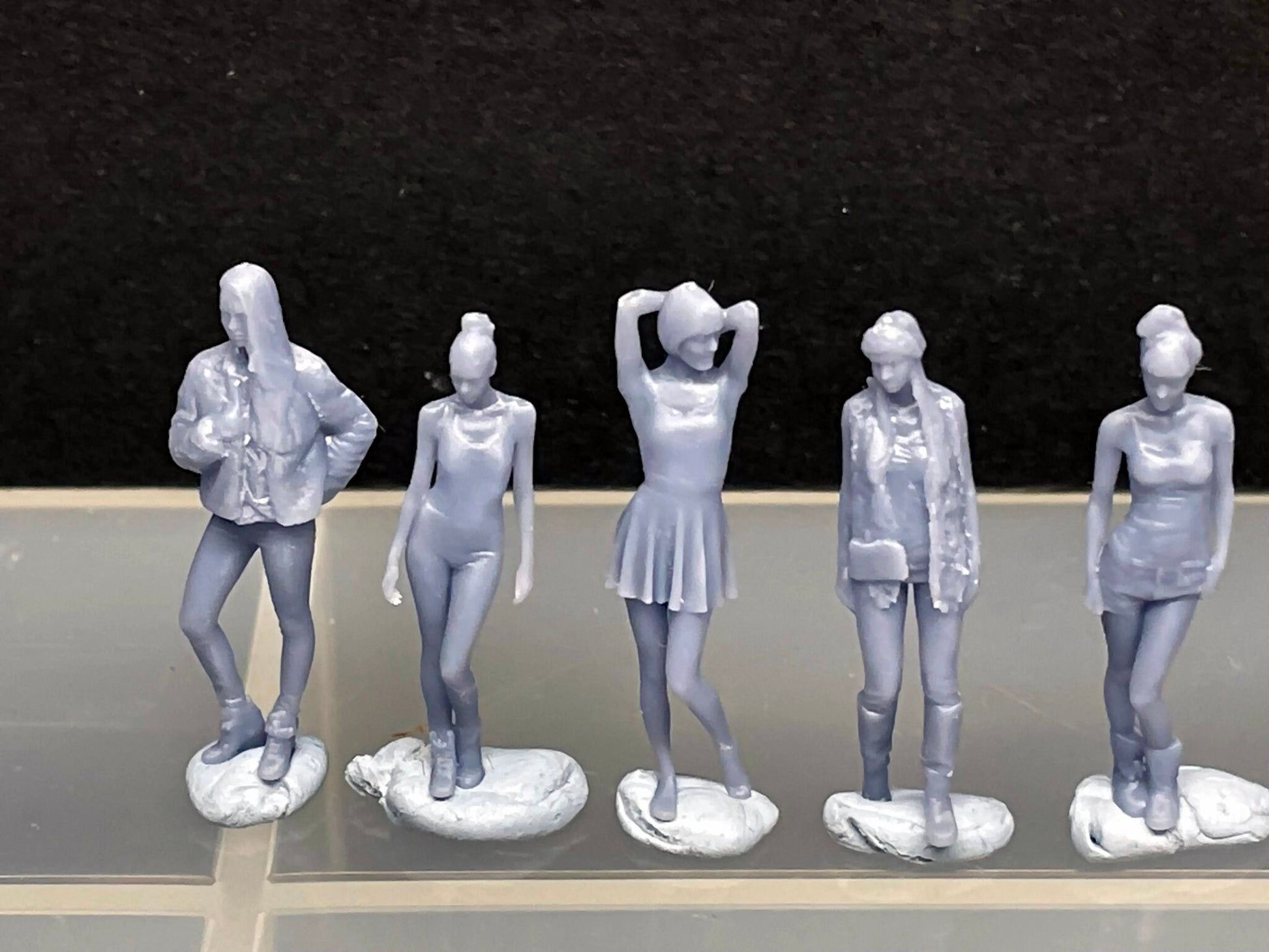 1:64 Miniature Human Figures - Resin / unpainted - great for Dioramas / Hot Wheels - Made in the USA LOT 413 - Miniature 1.10"