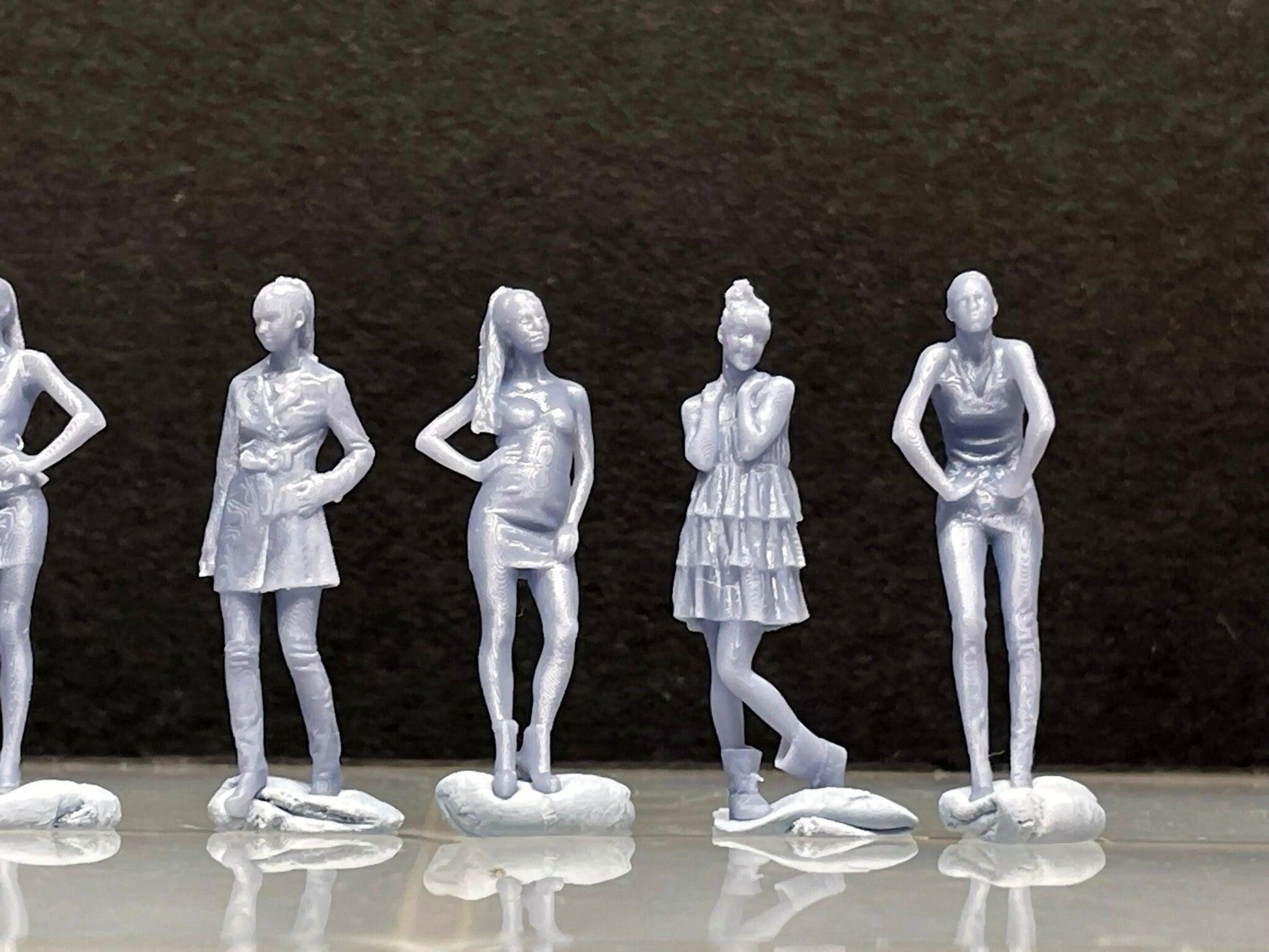 1:64 Miniature Human Figures - Resin / unpainted - great for Dioramas / Hot Wheels - Made in the USA LOT 413 - Miniature 1.10"