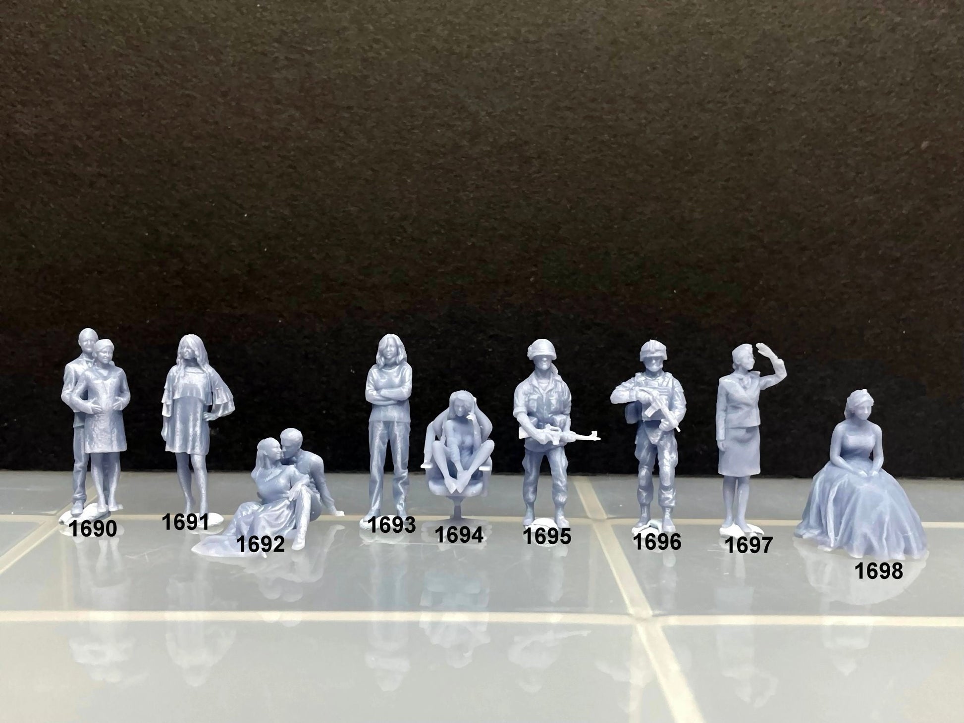 1:64 Miniature Human Figures - Resin / unpainted - great for Dioramas / Hot Wheels - Made in the USA GROUP 309 - Miniature 1.10"