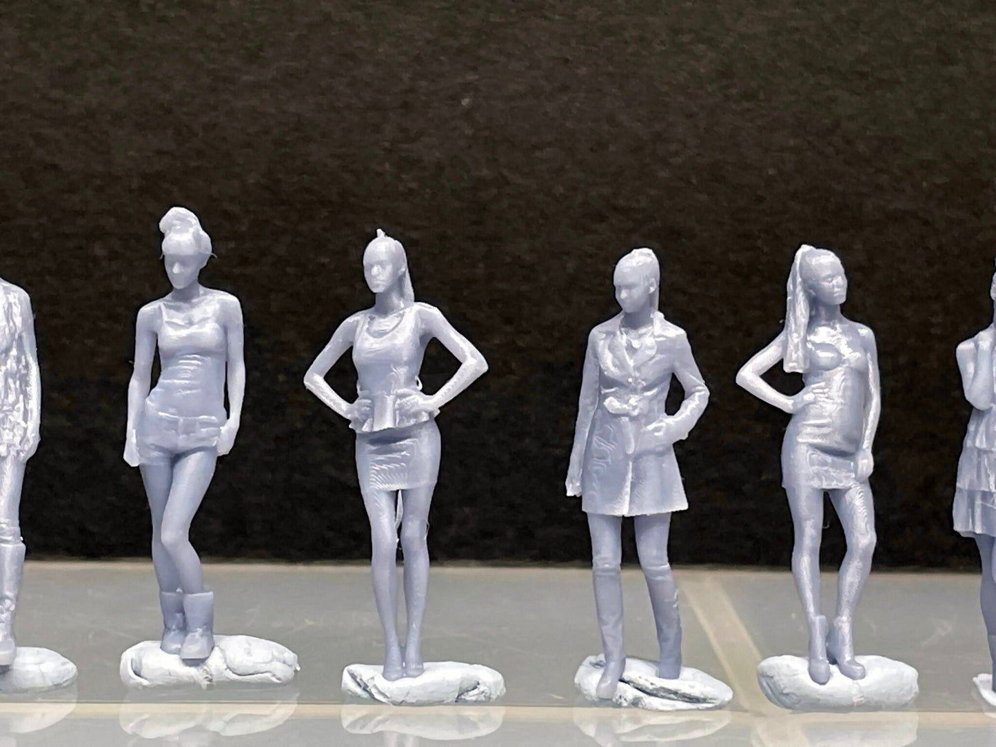1:64 Miniature Human Figures - Resin / unpainted - great for Dioramas / Hot Wheels - Made in the USA LOT 413 - Miniature 1.10"