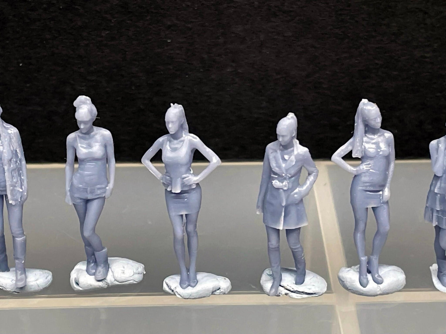 1:64 Miniature Human Figures - Resin / unpainted - great for Dioramas / Hot Wheels - Made in the USA LOT 413 - Miniature 1.10"