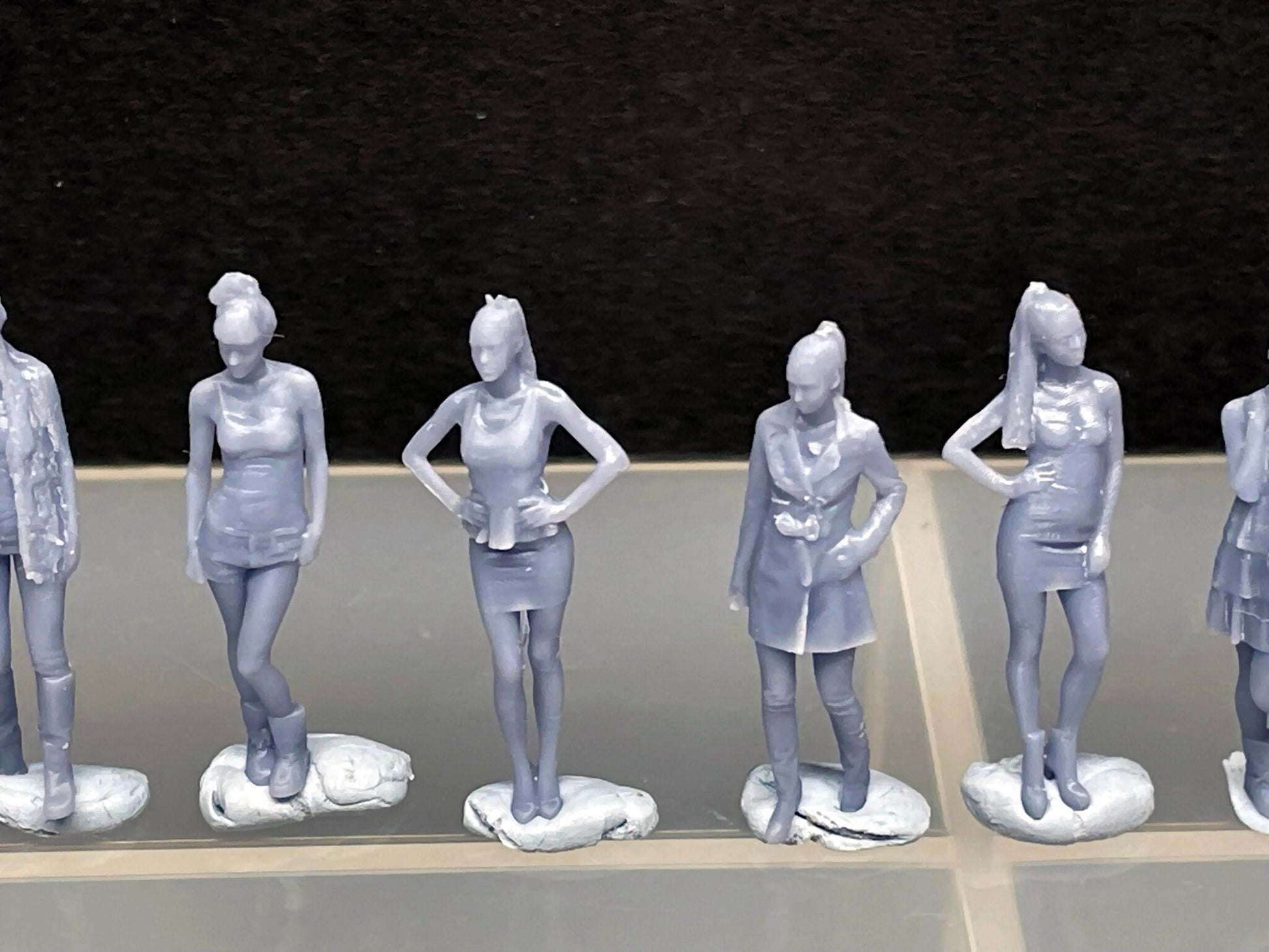 1:64 Miniature Human Figures - Resin / unpainted - great for Dioramas / Hot Wheels - Made in the USA LOT 413 - Miniature 1.10"
