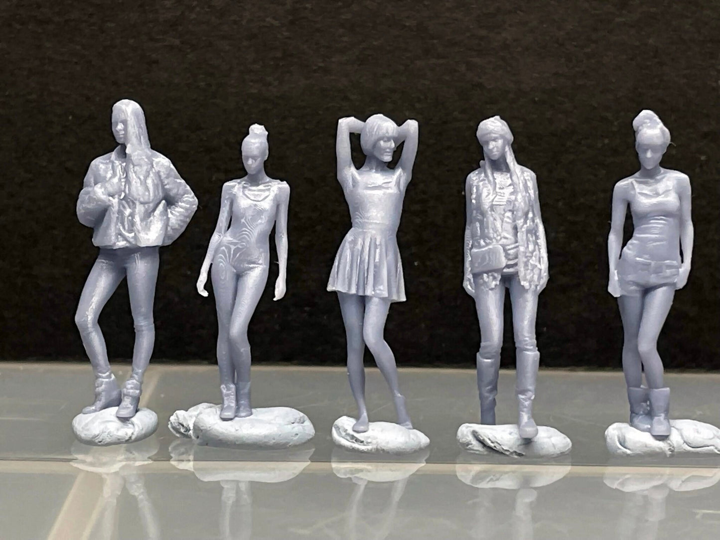 1:64 Miniature Human Figures - Resin / unpainted - great for Dioramas / Hot Wheels - Made in the USA LOT 413 - Miniature 1.10"