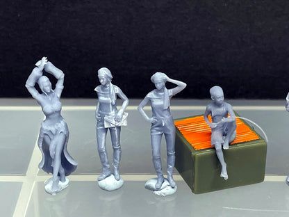 1:64 Miniature Human Figures - Resin / unpainted - great for Dioramas / Hot Wheels - Made in the USA LOT 417 - Miniature 1.10"