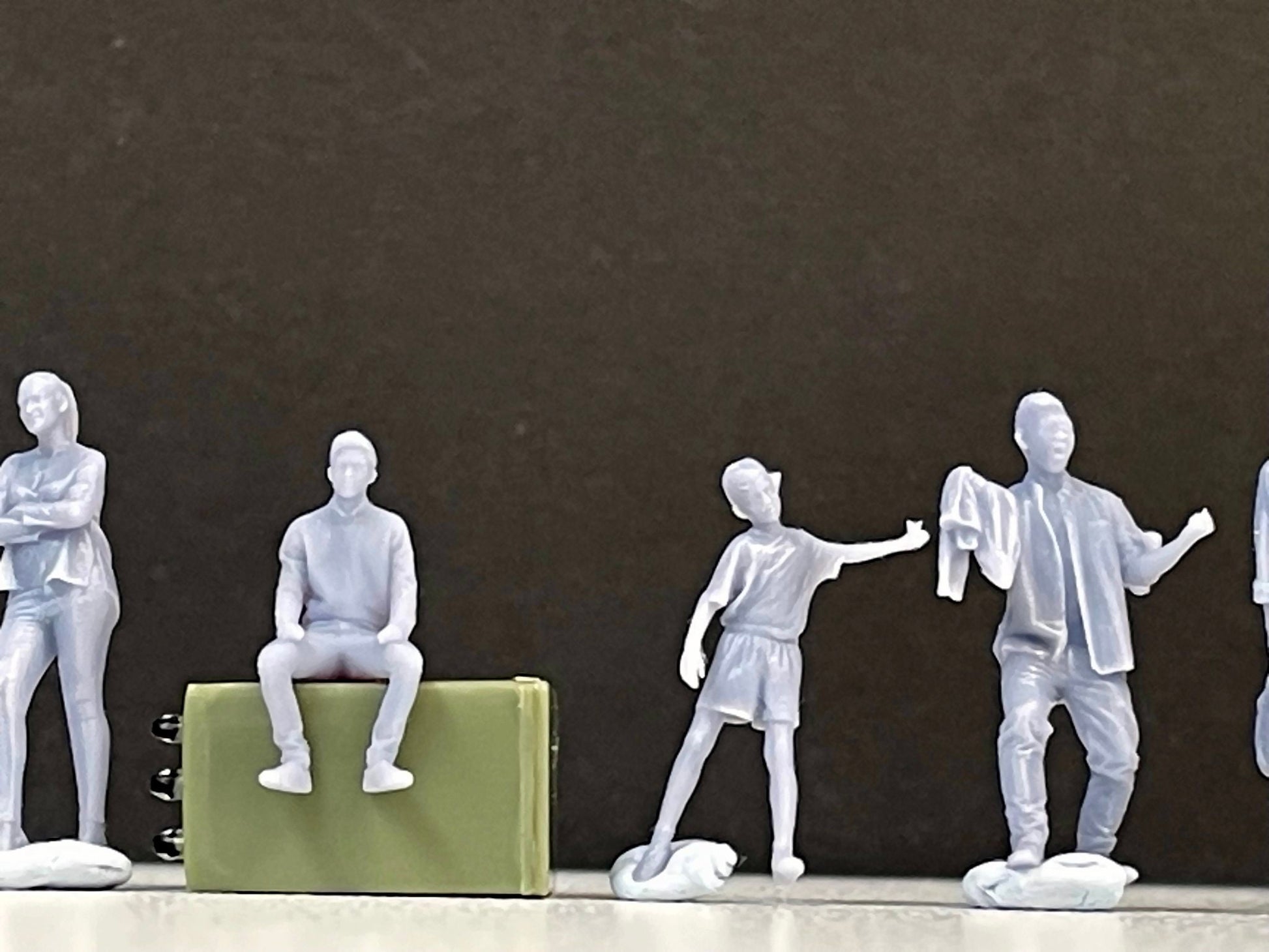 1:64 Miniature Human Figures - Resin / unpainted - great for Dioramas / Hot Wheels - Made in the USA LOT 420 - Miniature 1.10"