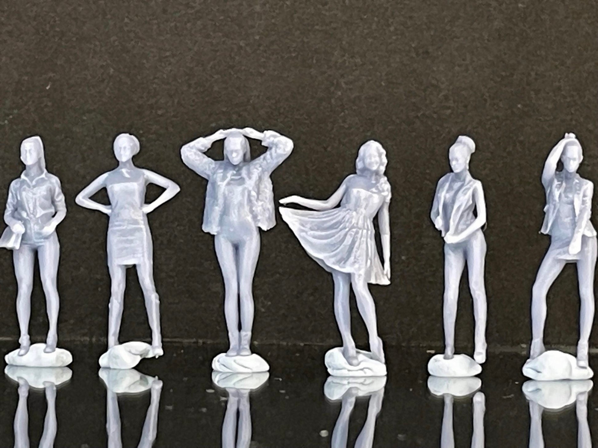 1:64 Miniature Human Figures - Resin / unpainted - great for Dioramas / Hot Wheels - Made in the USA LOT 415 - Miniature 1.10"