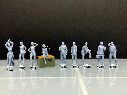 1:64 Miniature Human Figures - Resin / unpainted - great for Dioramas / Hot Wheels - Made in the USA LOT 417 - Miniature 1.10"