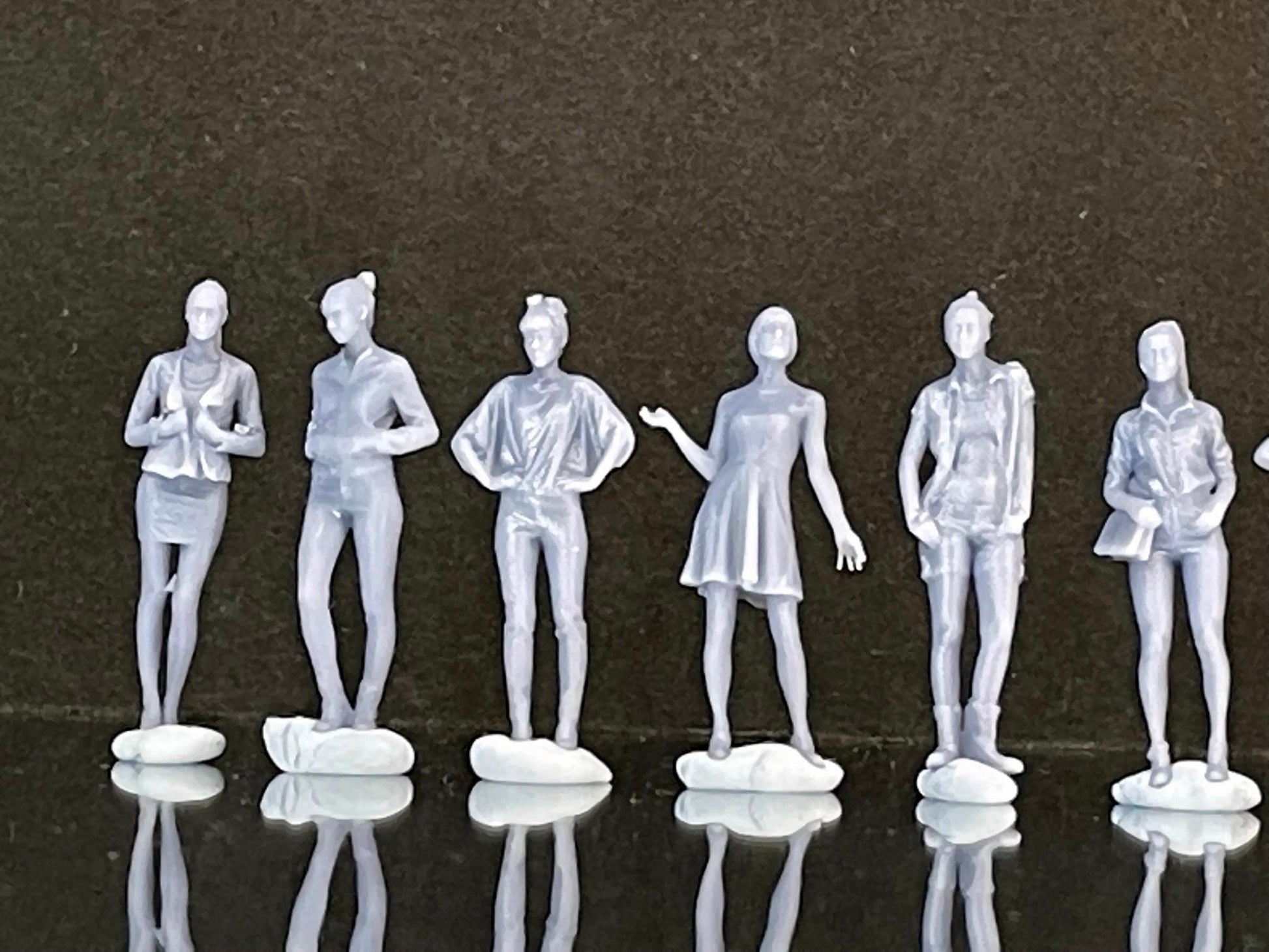 1:64 Miniature Human Figures - Resin / unpainted - great for Dioramas / Hot Wheels - Made in the USA LOT 415 - Miniature 1.10"