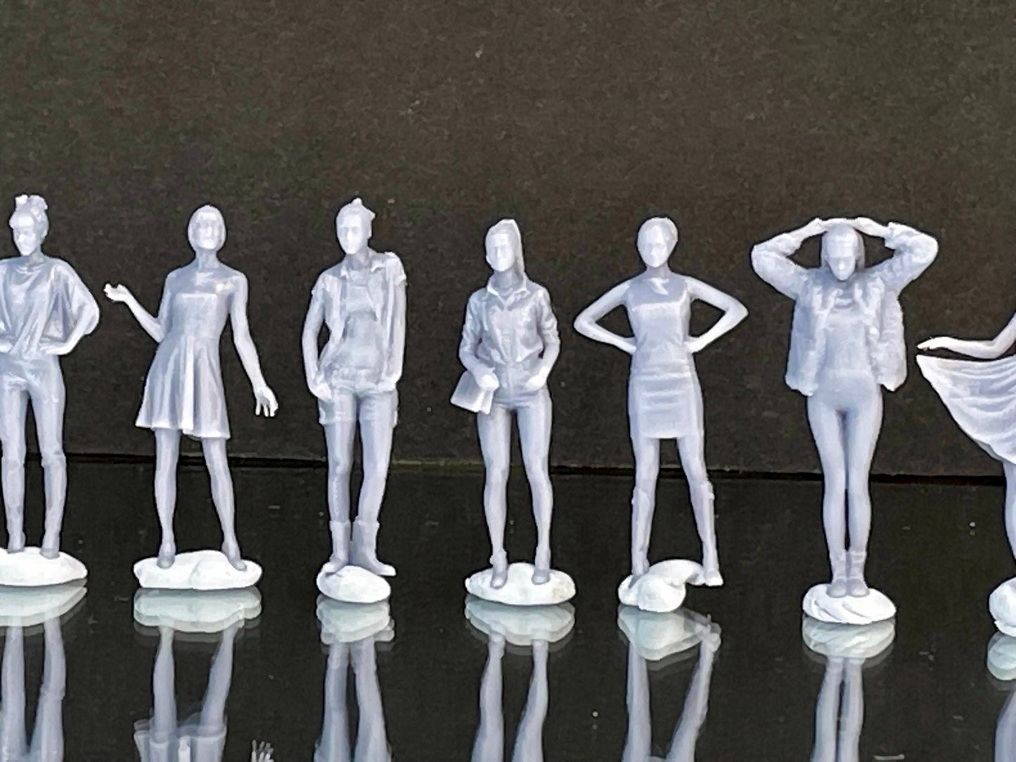 1:64 Miniature Human Figures - Resin / unpainted - great for Dioramas / Hot Wheels - Made in the USA LOT 415 - Miniature 1.10"