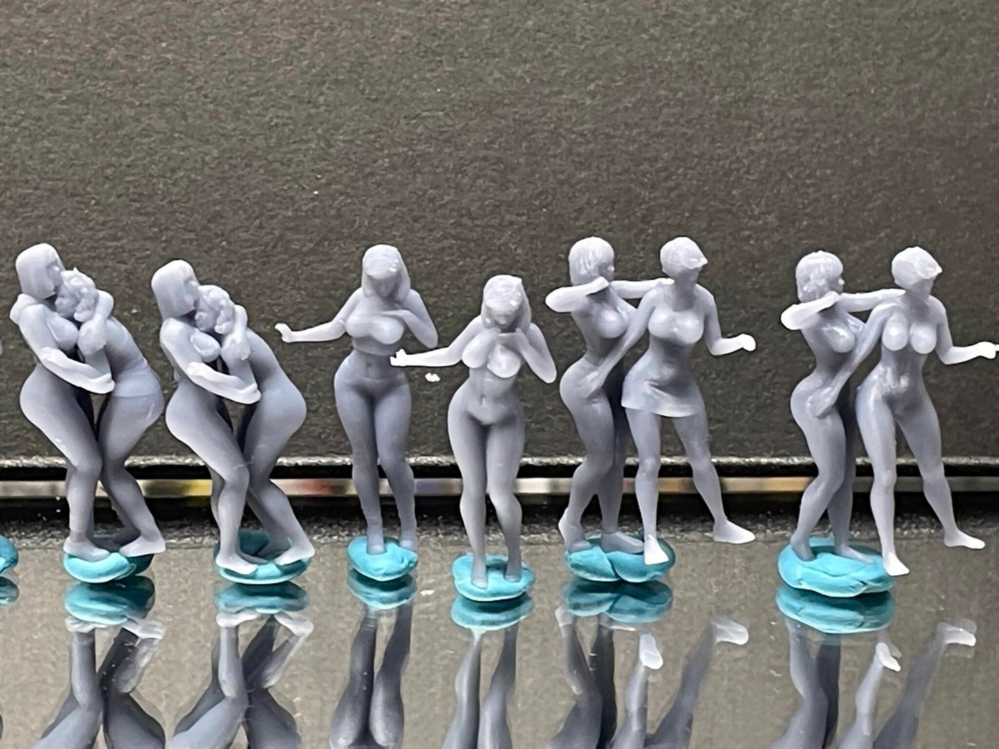 1:64 Miniature Human Figures - Resin / unpainted - great for Dioramas / Hot Wheels - Made in the USA LOT 500 - Miniature 1.10"