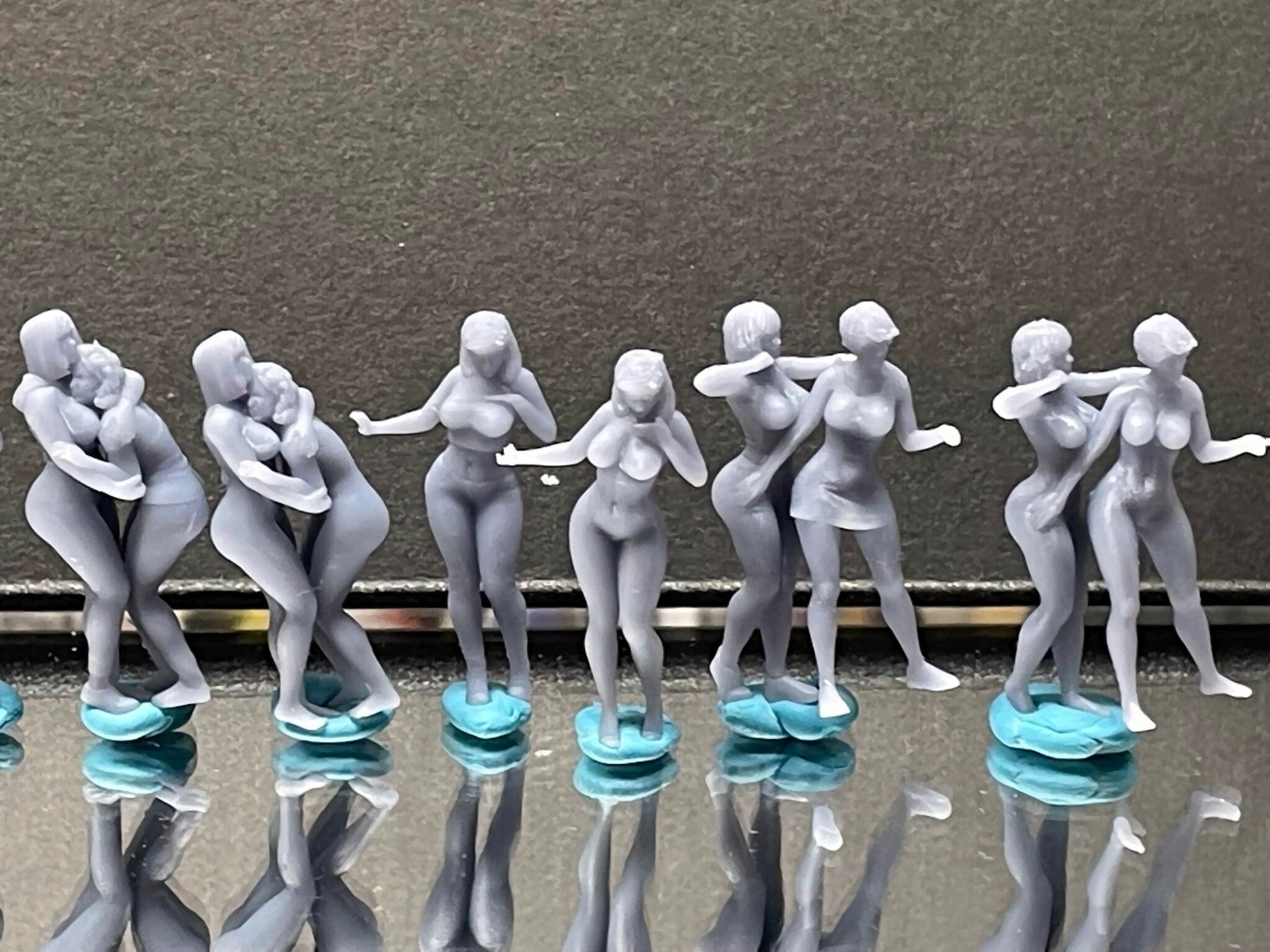 1:64 Miniature Human Figures - Resin / unpainted - great for Dioramas / Hot Wheels - Made in the USA LOT 500 - Miniature 1.10"