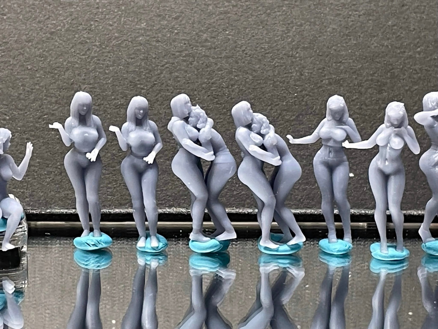1:64 Miniature Human Figures - Resin / unpainted - great for Dioramas / Hot Wheels - Made in the USA LOT 500 - Miniature 1.10"