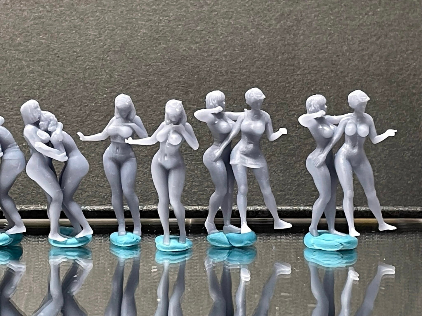1:64 Miniature Human Figures - Resin / unpainted - great for Dioramas / Hot Wheels - Made in the USA LOT 500 - Miniature 1.10"