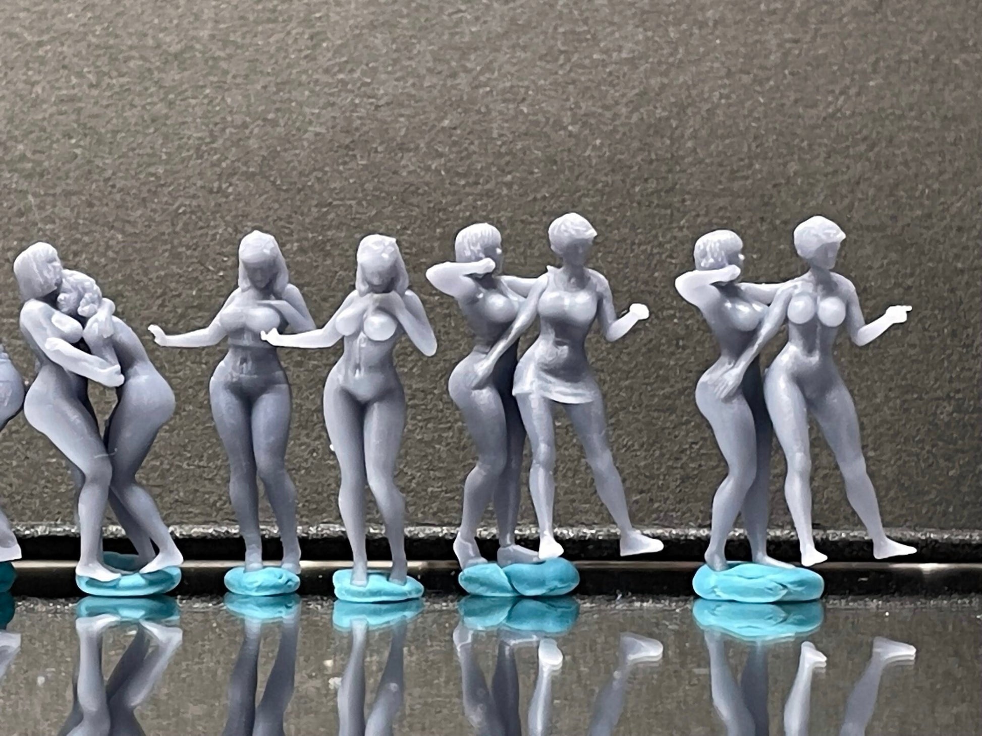 1:64 Miniature Human Figures - Resin / unpainted - great for Dioramas / Hot Wheels - Made in the USA LOT 500 - Miniature 1.10"