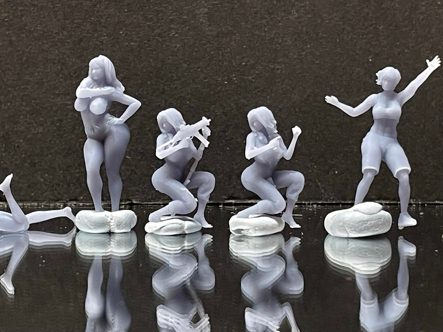 1:64 Miniature Human Figures - Resin / unpainted - great for Dioramas / Hot Wheels - Made in the USA LOT 502 - Miniature 1.10"