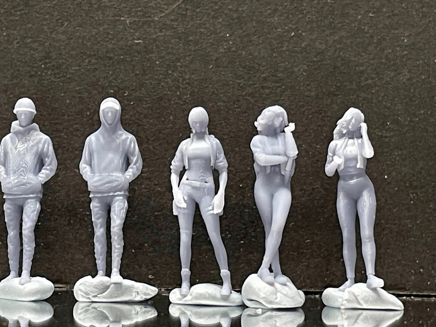 1:64 Miniature Human Figures - Resin / unpainted - great for Dioramas / Hot Wheels - Made in the USA LOT 404 - Miniature 1.10"