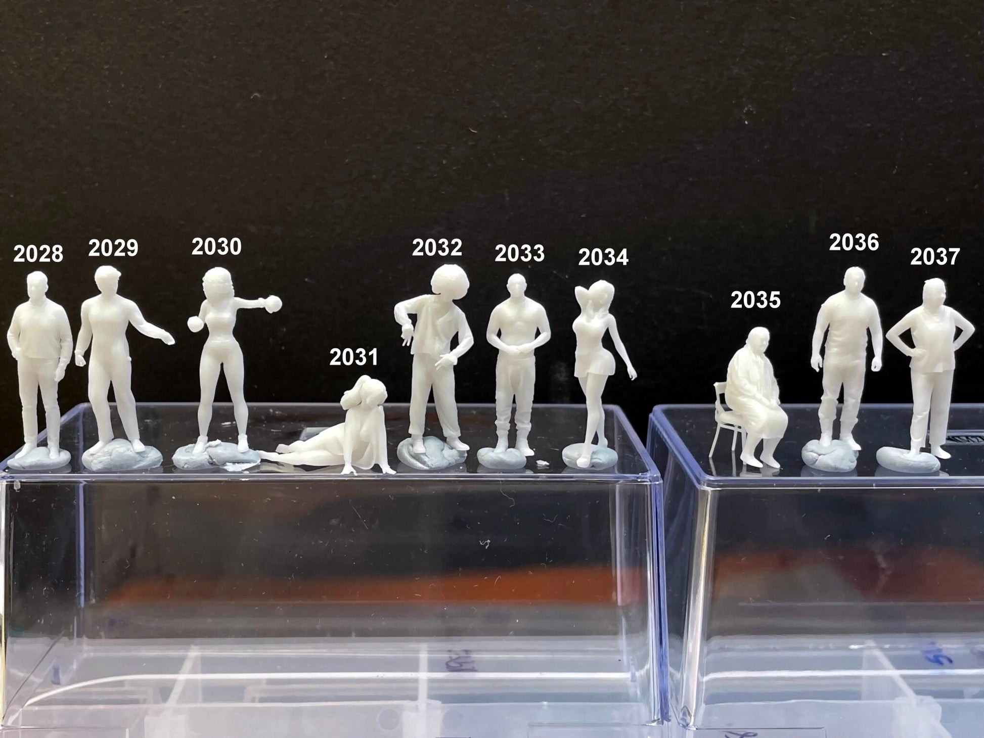 1:64 Miniature Human Figures - Resin / unpainted - great for Dioramas / Hot Wheels - Made in the USA LOT 512 - Miniature 1.10"