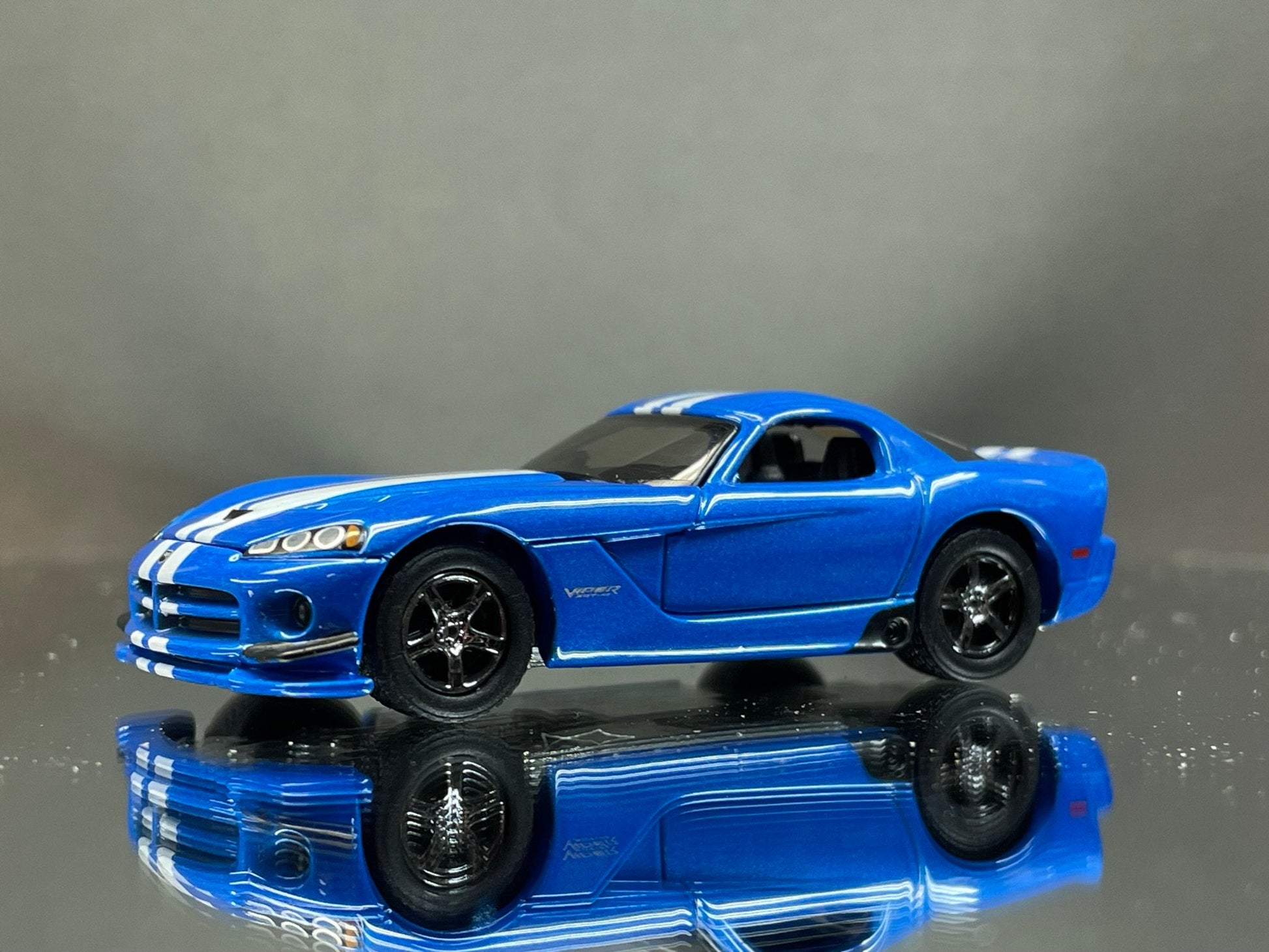 1-64 Scale / S-Scale 2008 Dodge Viper SRT10 in Blue -Great For Dioramas & Diecast Photography