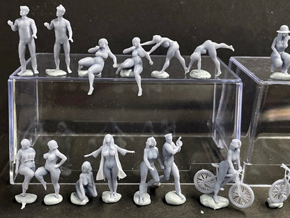 1:64 Miniature Human Figures - Resin / unpainted - great for Dioramas / Hot Wheels - Made in the USA LOT 516-7 - Miniature 1.10"