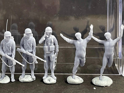 1:64 Miniature Human Figures - Resin / unpainted - great for Dioramas / Hot Wheels - Made in the USA LOT 518 - Miniature 1.10"