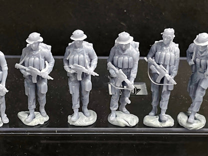 1:64 Miniature Human Figures - Resin / unpainted - great for Dioramas / Hot Wheels - Made in the USA LOT 519 - Miniature 1.10"