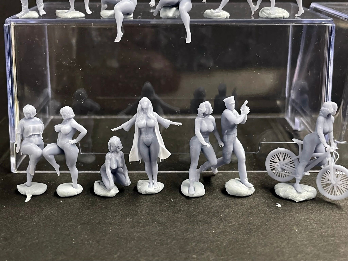 1:64 Miniature Human Figures - Resin / unpainted - great for Dioramas / Hot Wheels - Made in the USA LOT 516-7 - Miniature 1.10"