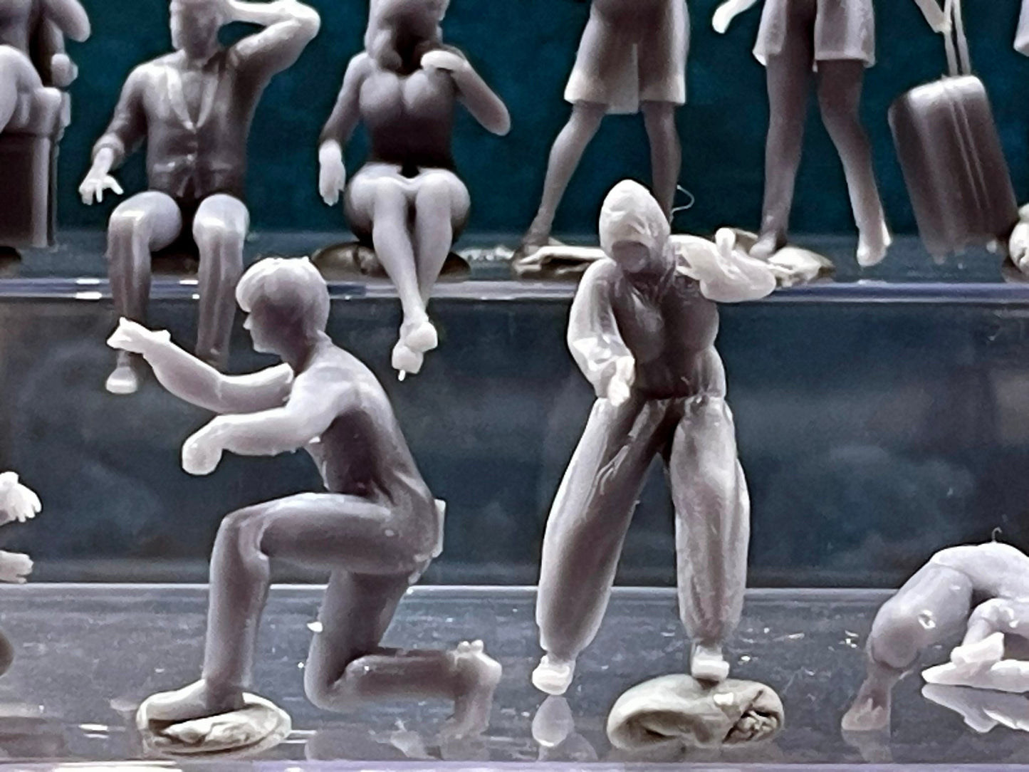 1:64 Miniature Human Figures - Resin / unpainted - great for Dioramas / Hot Wheels - Made in the USA LOT 542 - Miniature 1.10"