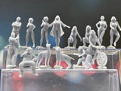 1:64 Miniature Human Figures - Resin / unpainted - great for Dioramas / Hot Wheels - Made in the USA LOT 541 - Miniature 1.10"