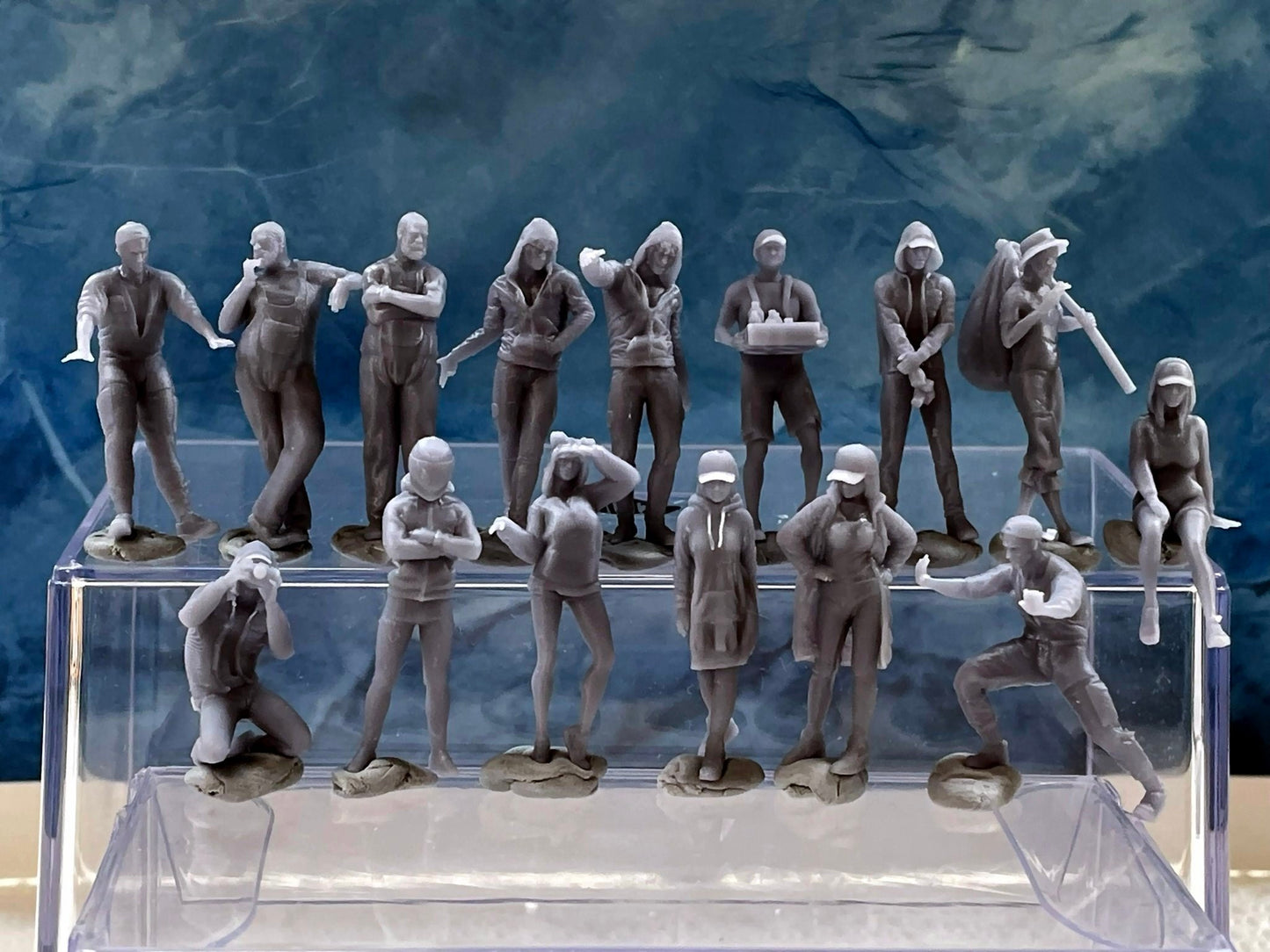 1:64 Miniature Human Figures - Resin / unpainted - great for Dioramas / Hot Wheels - Made in the USA LOT 550 - Miniature 1.10"