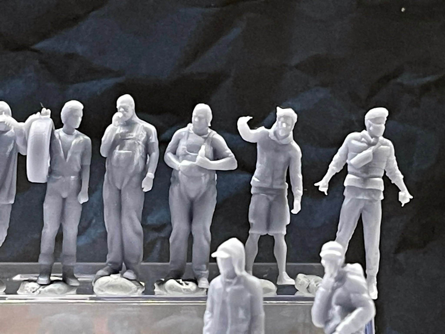 1:64 Miniature Human Figures - Resin / unpainted - great for Dioramas / Hot Wheels - Made in the USA LOT 553 - Miniature 1.10"