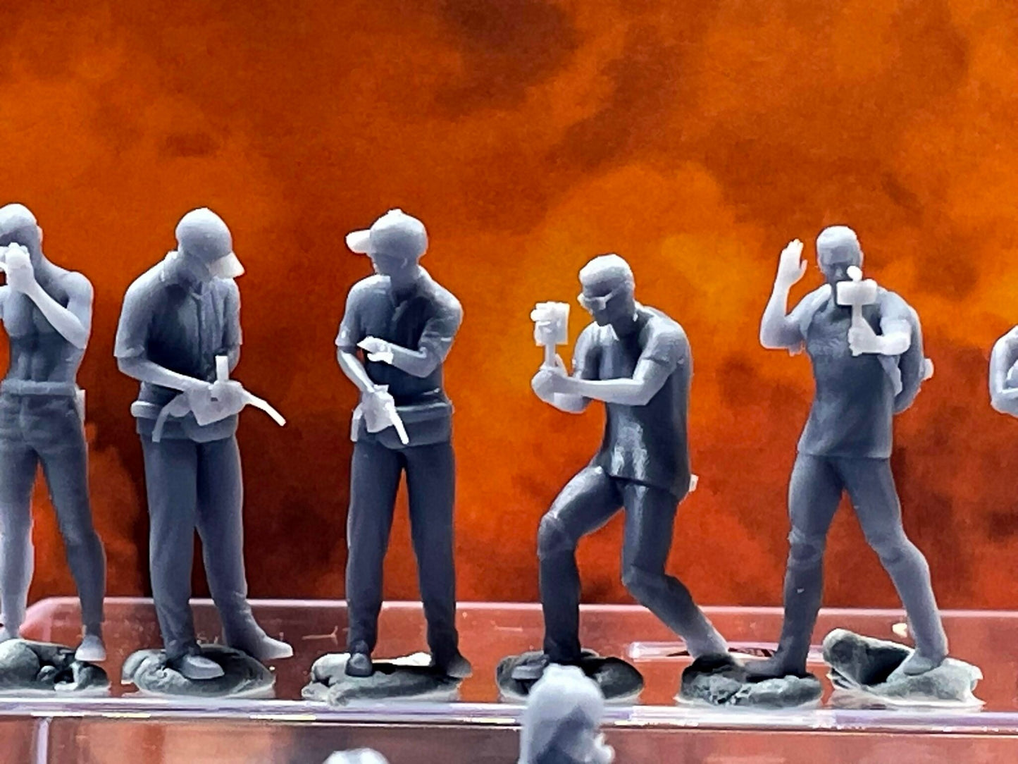 1:64 Miniature Human Figures - Resin / unpainted - great for Dioramas / Hot Wheels - Made in the USA LOT 554 - Miniature 1.10"