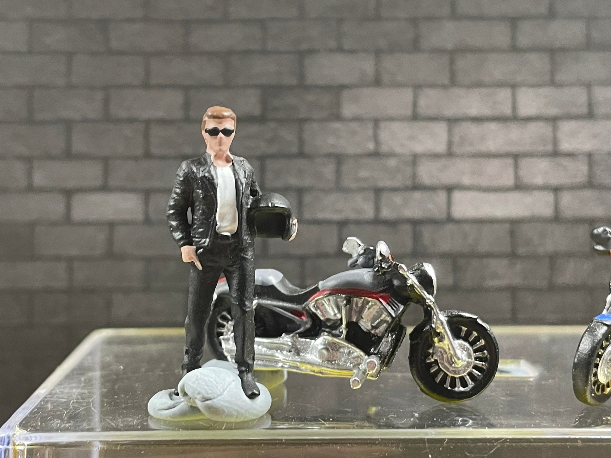 1:64 Miniature Human Figures - Painted SET - great for Dioramas / Hot Wheels - Biker Couple with MCs - Miniatures 1.10" Tarmac