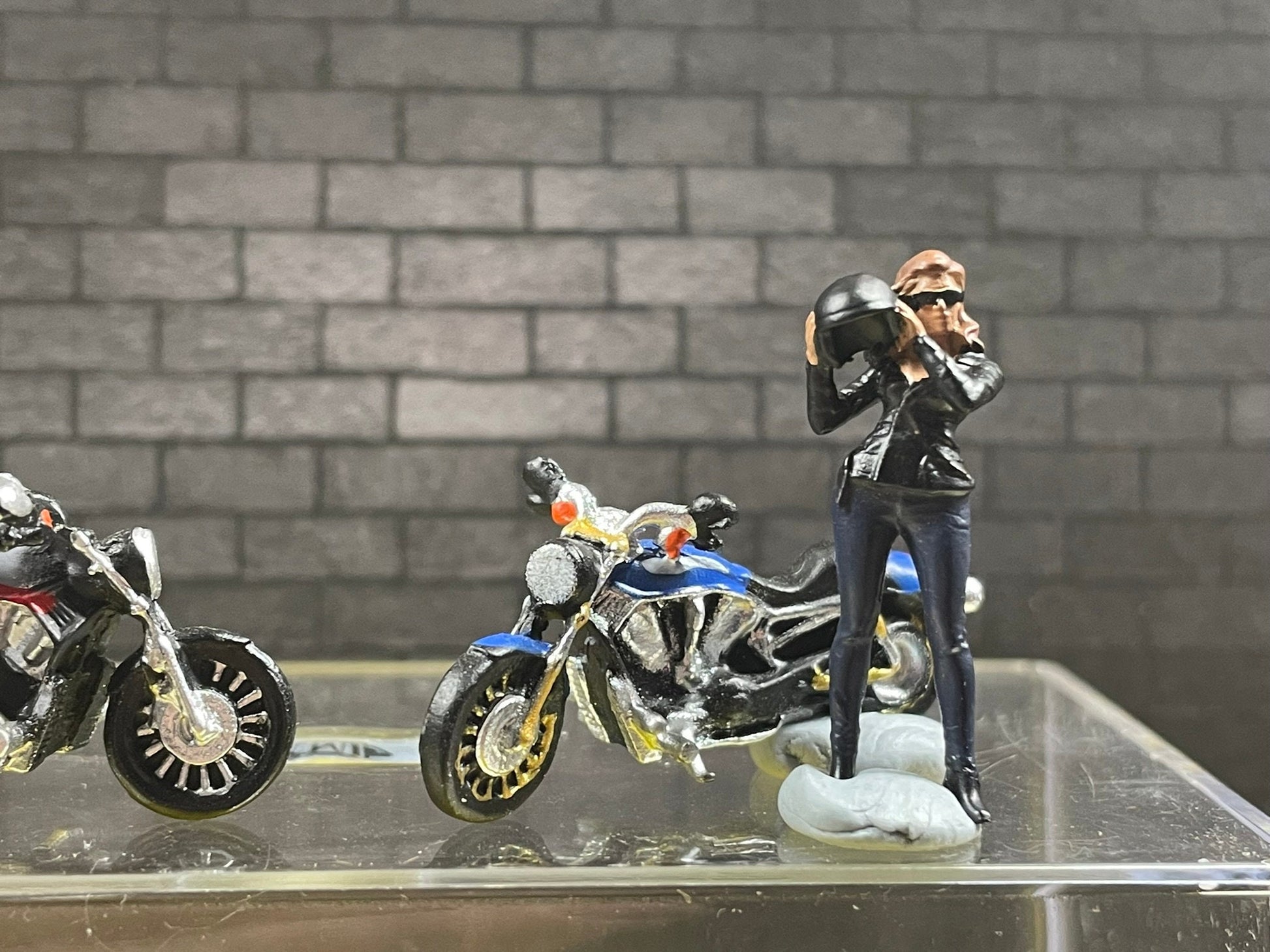 1:64 Miniature Human Figures - Painted SET - great for Dioramas / Hot Wheels - Biker Couple with MCs - Miniatures 1.10" Tarmac