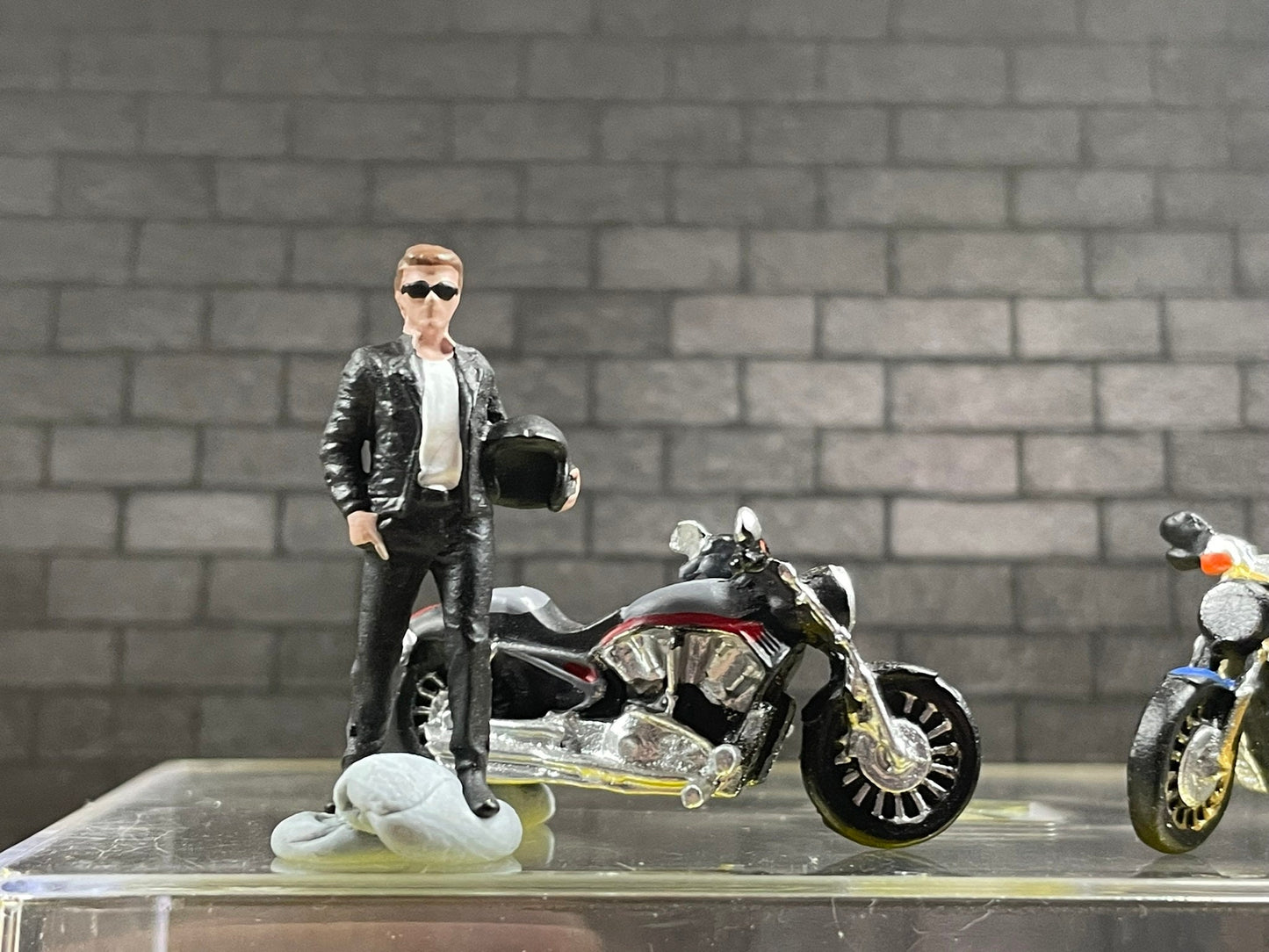 1:64 Miniature Human Figures - Painted SET - great for Dioramas / Hot Wheels - Biker Couple with MCs - Miniatures 1.10" Tarmac