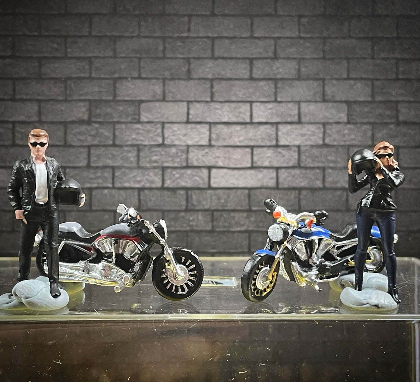 1:64 Miniature Human Figures - Painted SET - great for Dioramas / Hot Wheels - Biker Couple with MCs - Miniatures 1.10" Tarmac