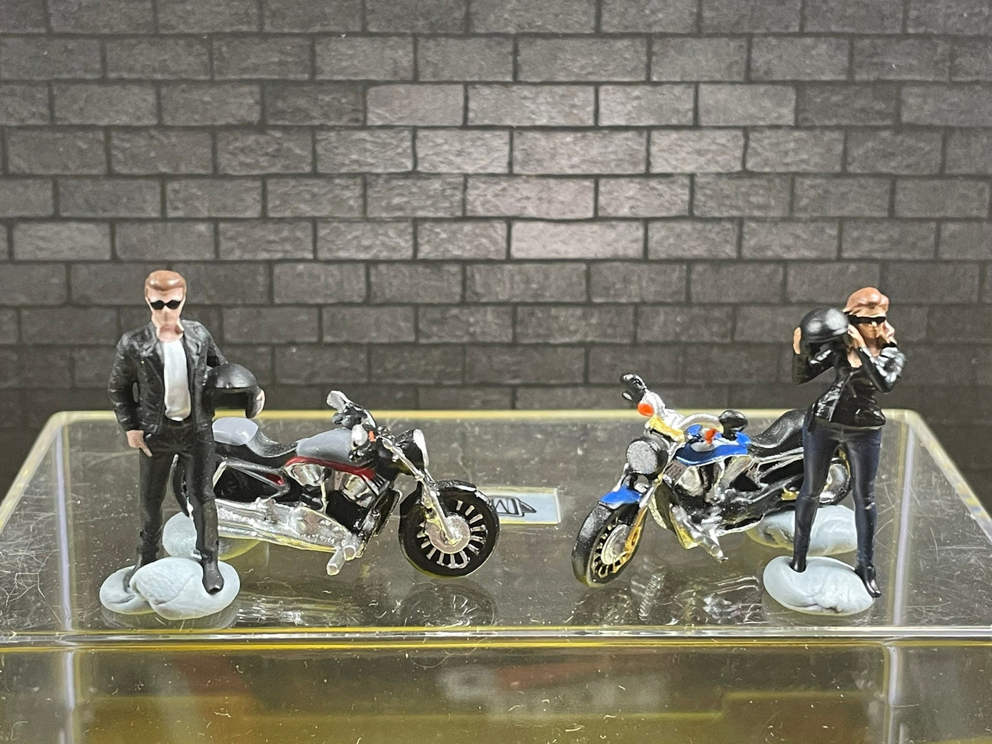 1:64 Miniature Human Figures - Painted SET - great for Dioramas / Hot Wheels - Biker Couple with MCs - Miniatures 1.10" Tarmac