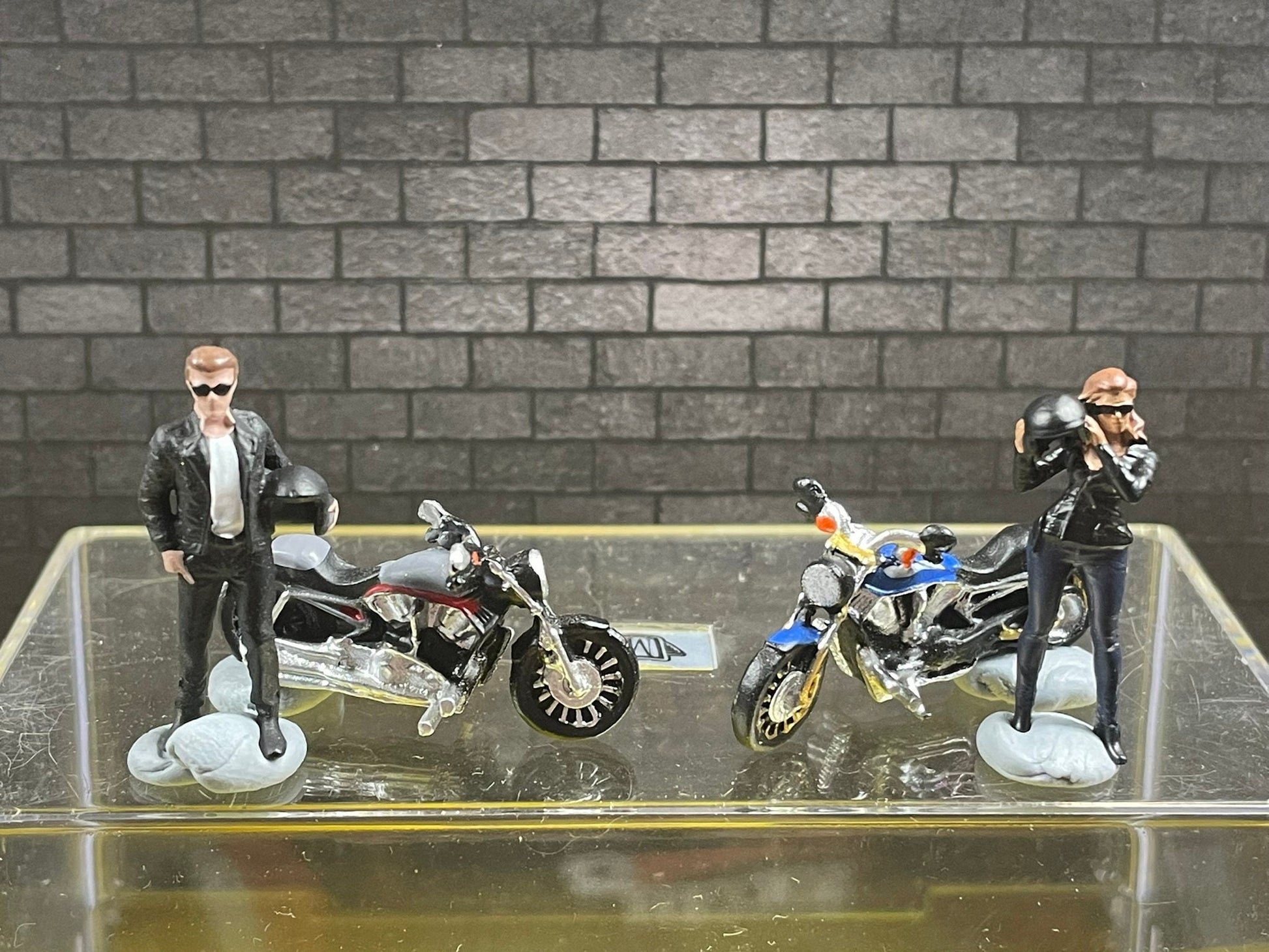 1:64 Miniature Human Figures - Painted SET - great for Dioramas / Hot Wheels - Biker Couple with MCs - Miniatures 1.10" Tarmac